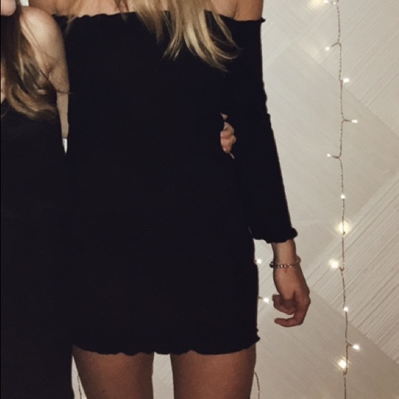 Off the shoulder Ruffle LF dress - Picture 2 of 3